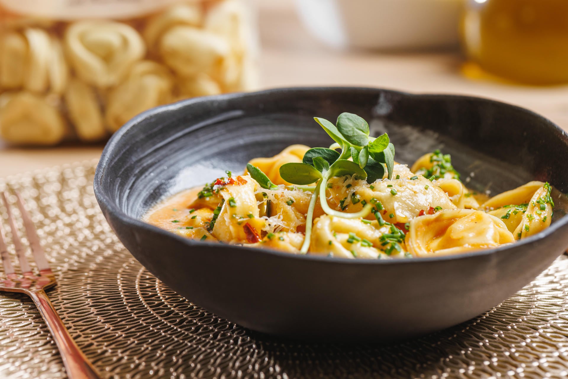 Tortelloni punjeni s 4 vrste sira u umaku od gorgonzole i rajčice