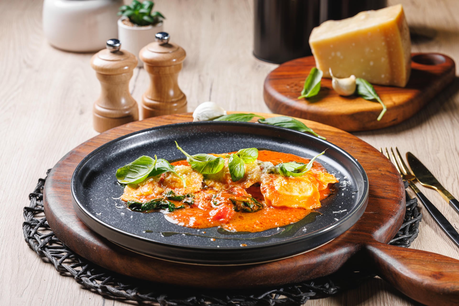 Ravioli s kozjim sirom i maslinama u umaku od bosiljka i mladog špinata