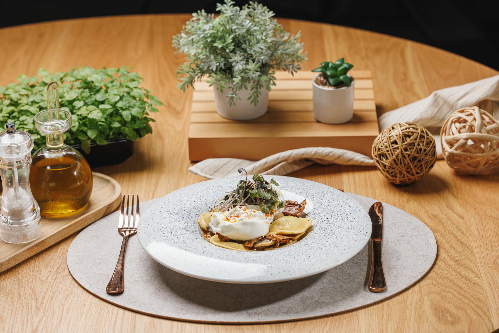 Gourmet ravioli s pancetom i suhim šljivama u umaku od prosenjaka i šampinjona s burratom