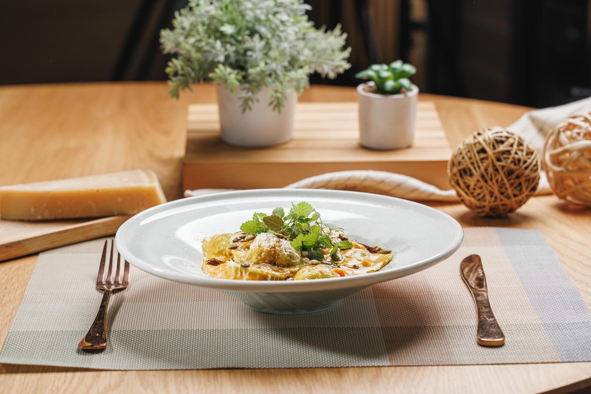 Gourmet ravioli bundeva i pržene bundevine sjemenke s pečenom butternut tikvom