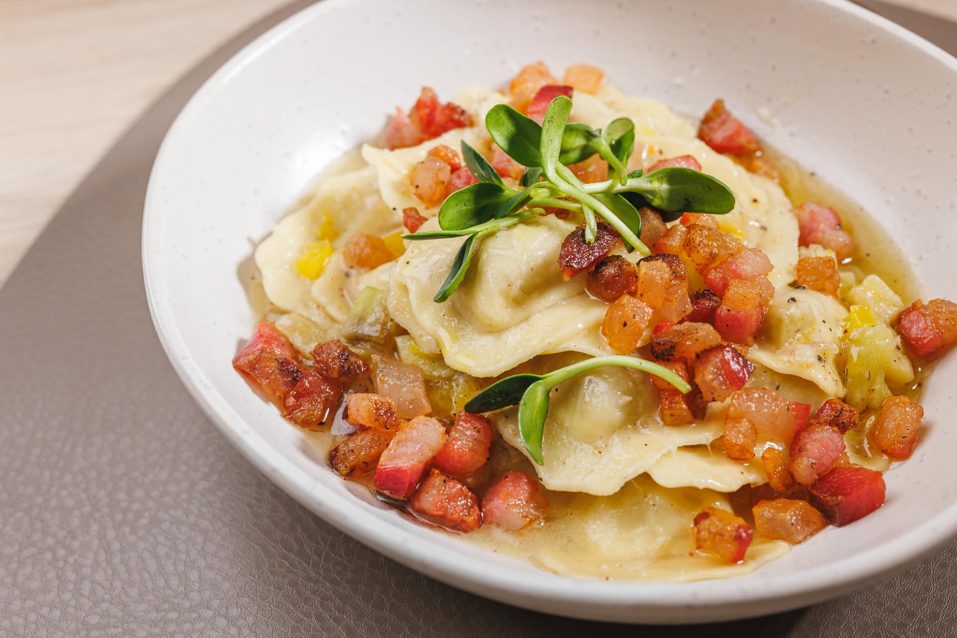 Ravioli s vrganjima, umak od paprike i patlidžana s kockicama suhih svinjskih obrazina